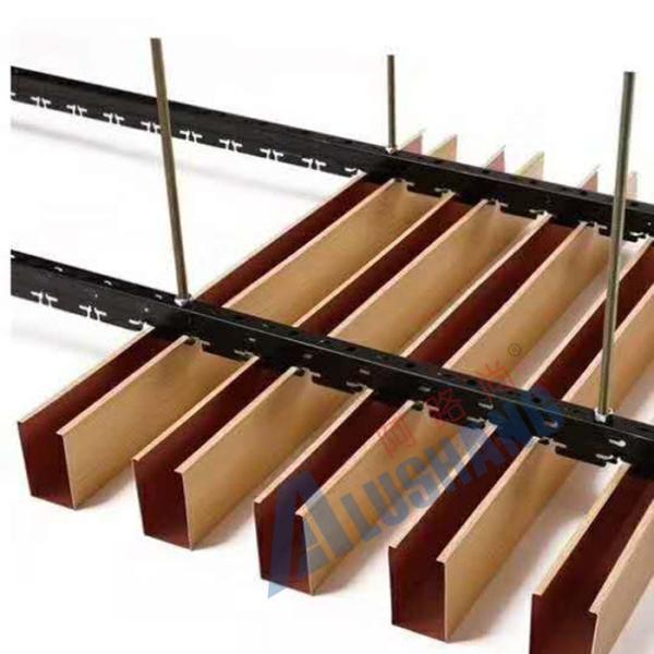 Metal Decoração de interiores Painel de teto de alumínio U Forma de alumínio Decoração de parede de teto suspensa