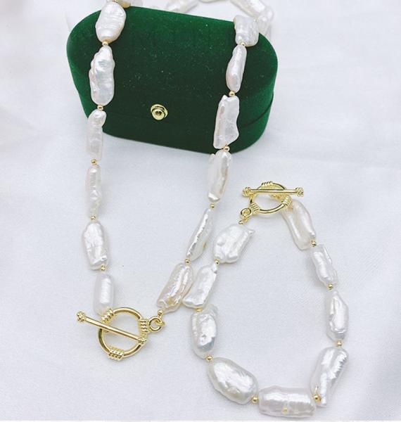 Baroque Pearl Coin Portrait Pendant Necklace for Women Vintage Link Chain Necklace Natural Baroque Pearl necklace
