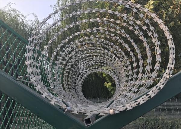 RAL 6005 Powder Coated V fold 3D wire Fence Panels 1530mm x 2500mm 3 V fold Diameter 5.00mm
