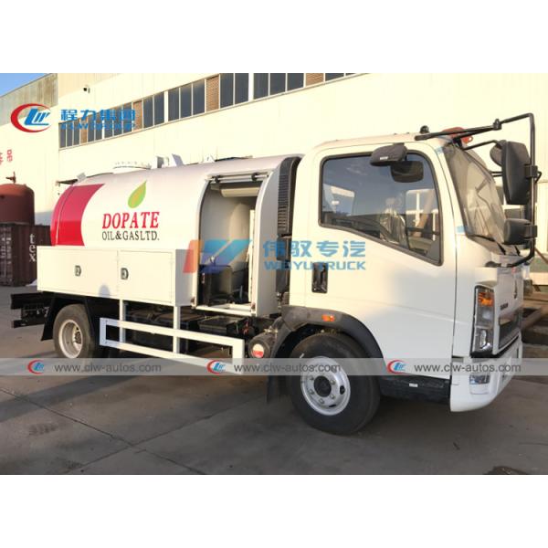 HOWO 4x2 RHD 5000L 2.5T LPG Bobtail Truck With Dispenser