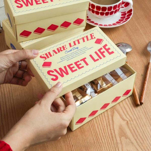 Boîte de biscuits de vacances Sweet Life - Coffret cadeau de friandises assorties de qualité supérieure - Biscuits, fudge, flocons de neige croustillants, boîte