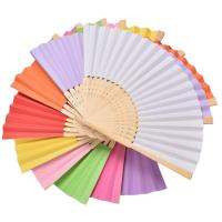 La main se pliante de papier en bambou multicolore évente la plaine manuelle pour le mariage