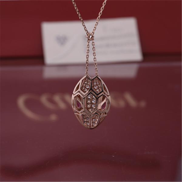 Римское ожерелье Serpenti в 18 kt подняло золото установило с глазами rubellite и с диамантами pavé на голове