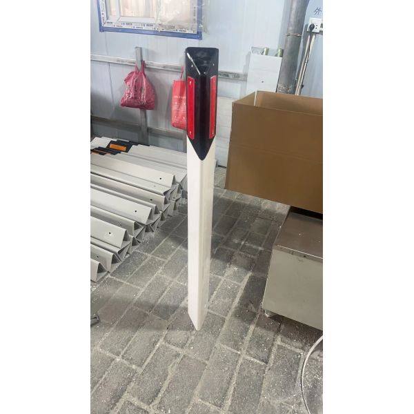 Flexible PVC Delineator Post with 3M Reflective Film Designed to Withstand Impact and Provide High Visibility for Roadside Traffic Safety