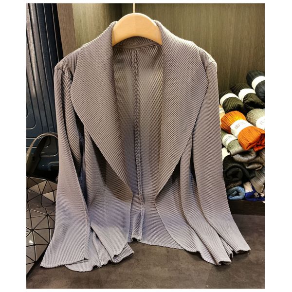 Spring 2025 Women's Solid Color Lapel Long Sleeved Pleated Women's Long Coat