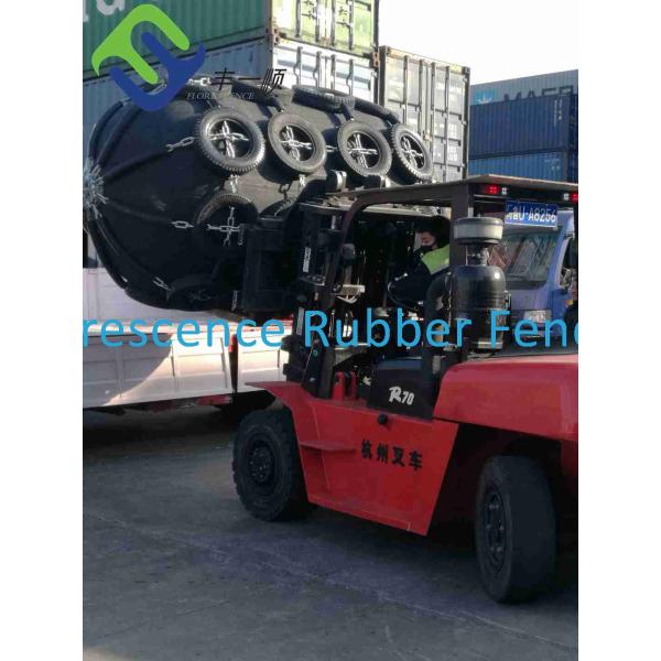 Floating Rubber Pneumatic Fenders On Vessel Boat With Chain And Tyre