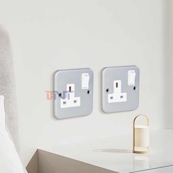 Panel de enchufe de pared de estilo nuevo estándar del Reino Unido con control de interruptor de encendido/apagado