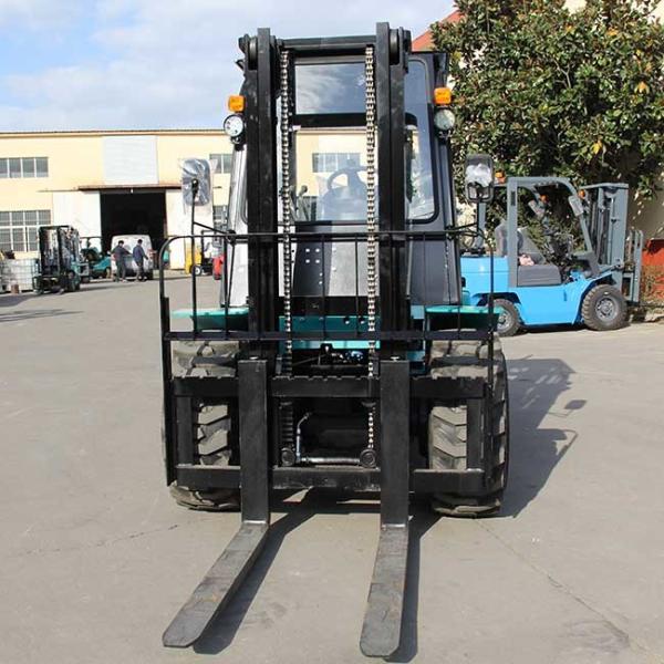 3000kgs 4 Wheel Drive All Terrain Forklift Chinese Engine