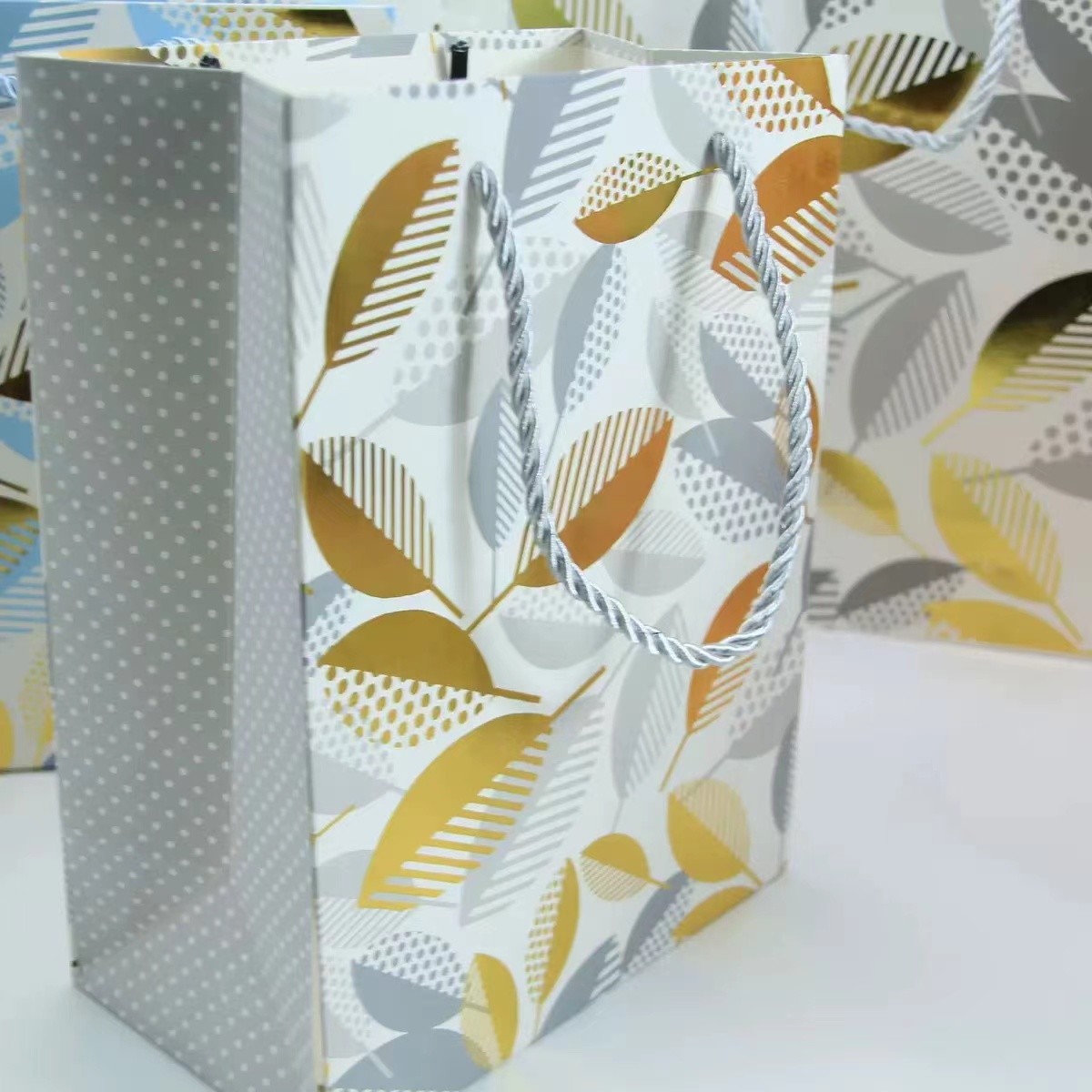 Подгонянная Recyclable сумка векселя хозяйственной сумки Kraft флористическая