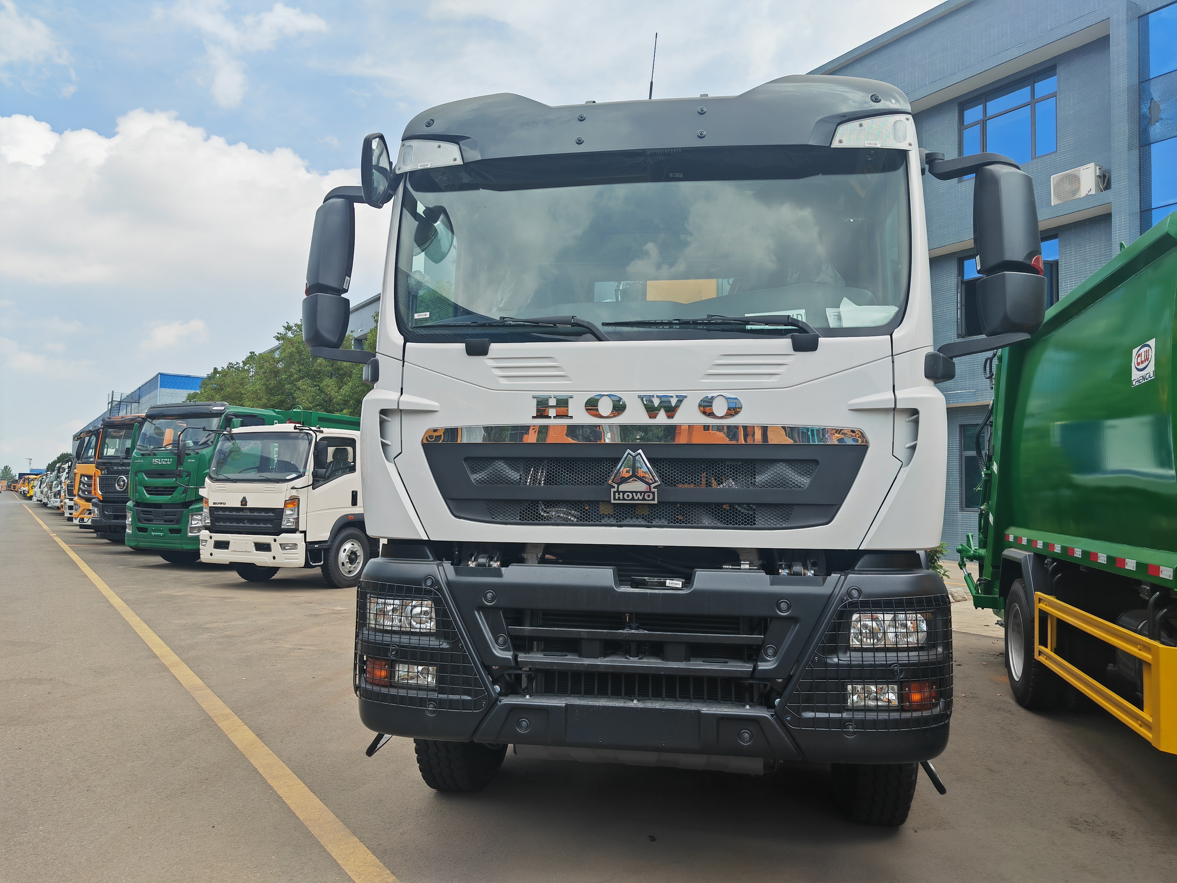 HOWO Tow Truck Heavy Duty Wrecker Truck with XCMG GSQS350-5 Crane 14 Ton 16 Ton Recovery Truck for Saudi Arabia