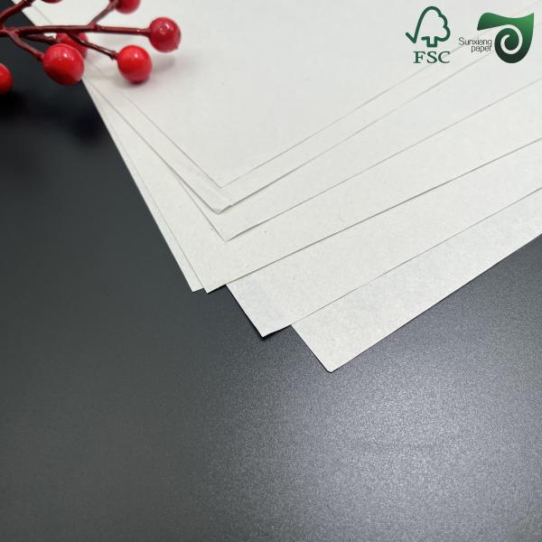 Rollos de periódico con superficie lisa y buena absorción de tinta en gramajes de 42 g/m² y 45 g/m² FSC