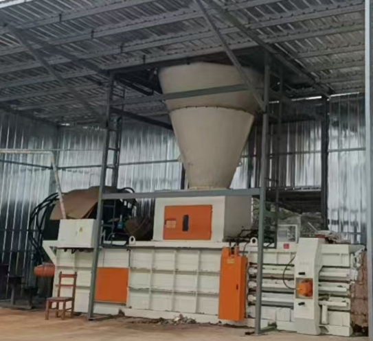 Hydraulic Baler Machine With Horizontal Feeding Mechanism And Anti Roll Limiting