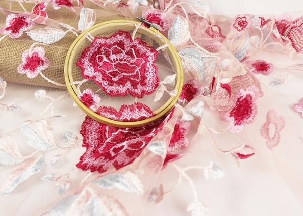 Tela bordada produto químico do laço do tule de Rosa vermelha do poliéster para o vestido de casamento