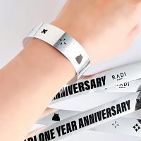 Des bracelets en plastique pour les fêtes avec un logo personnalisé et un glitter holographique