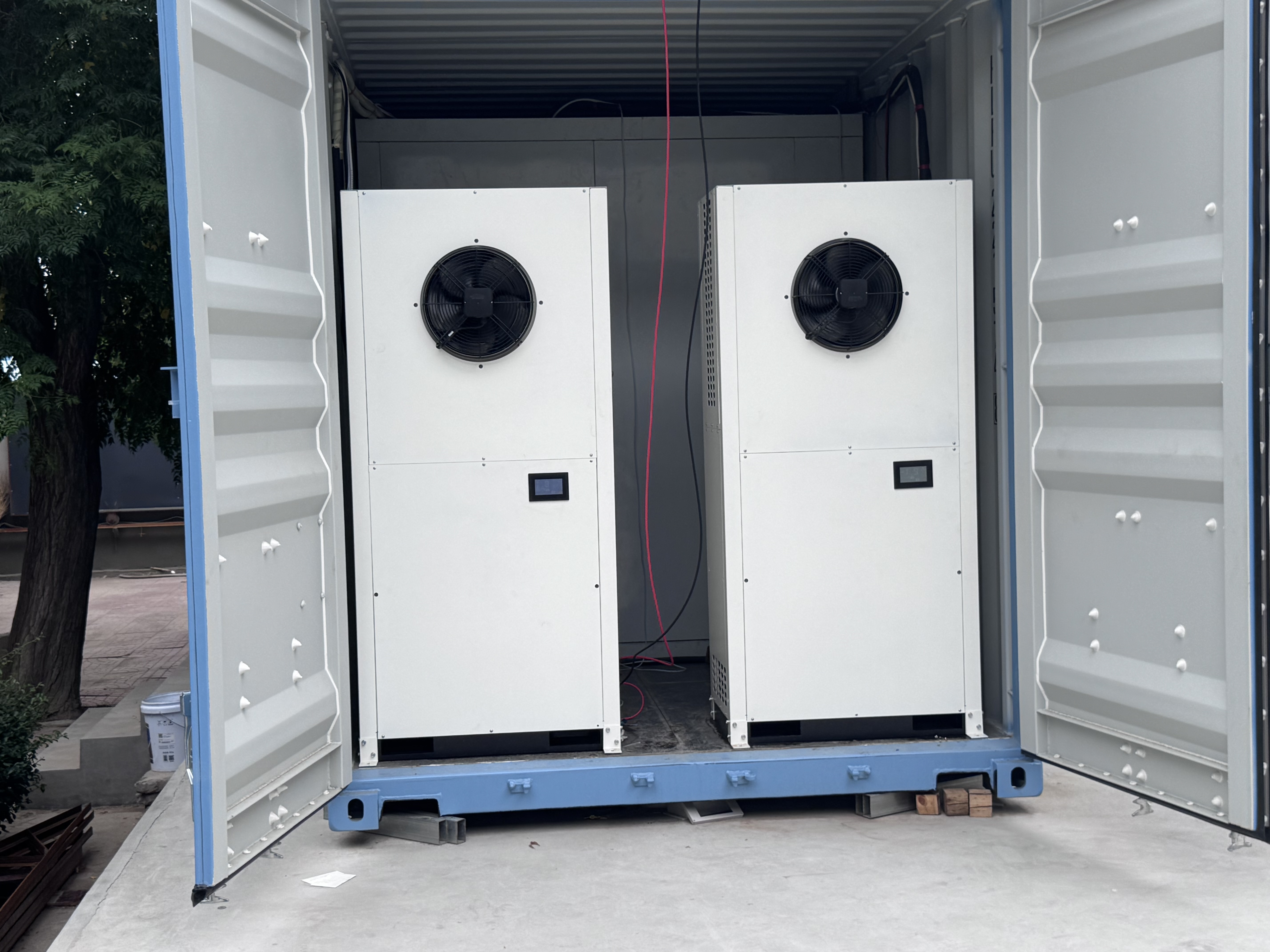 Solar Powered Mobile Cold Room with Dual-Temperature Control for 24 Hour Refrigeration