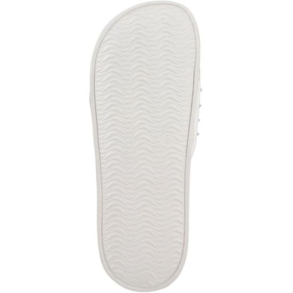 Des toboggans d'été pour femmes, une mule, des sandales, des rivets métalliques, des perles, une chaussure.