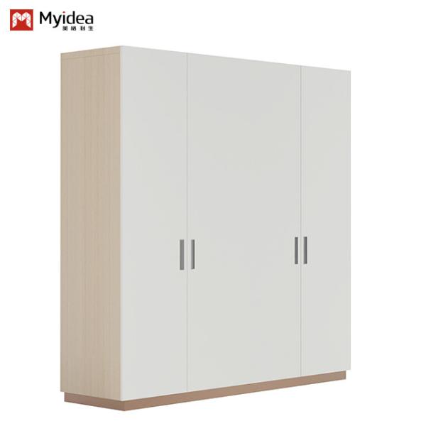 Um guarda-roupa de apartamento simples e de luxo com grande espaço de armazenamento