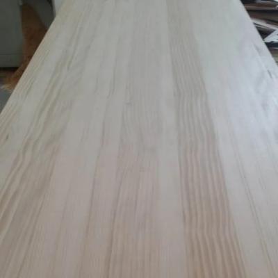 Tabuleiro de pinho sólido personalizável em acabamento natural ou branqueado para suas necessidades