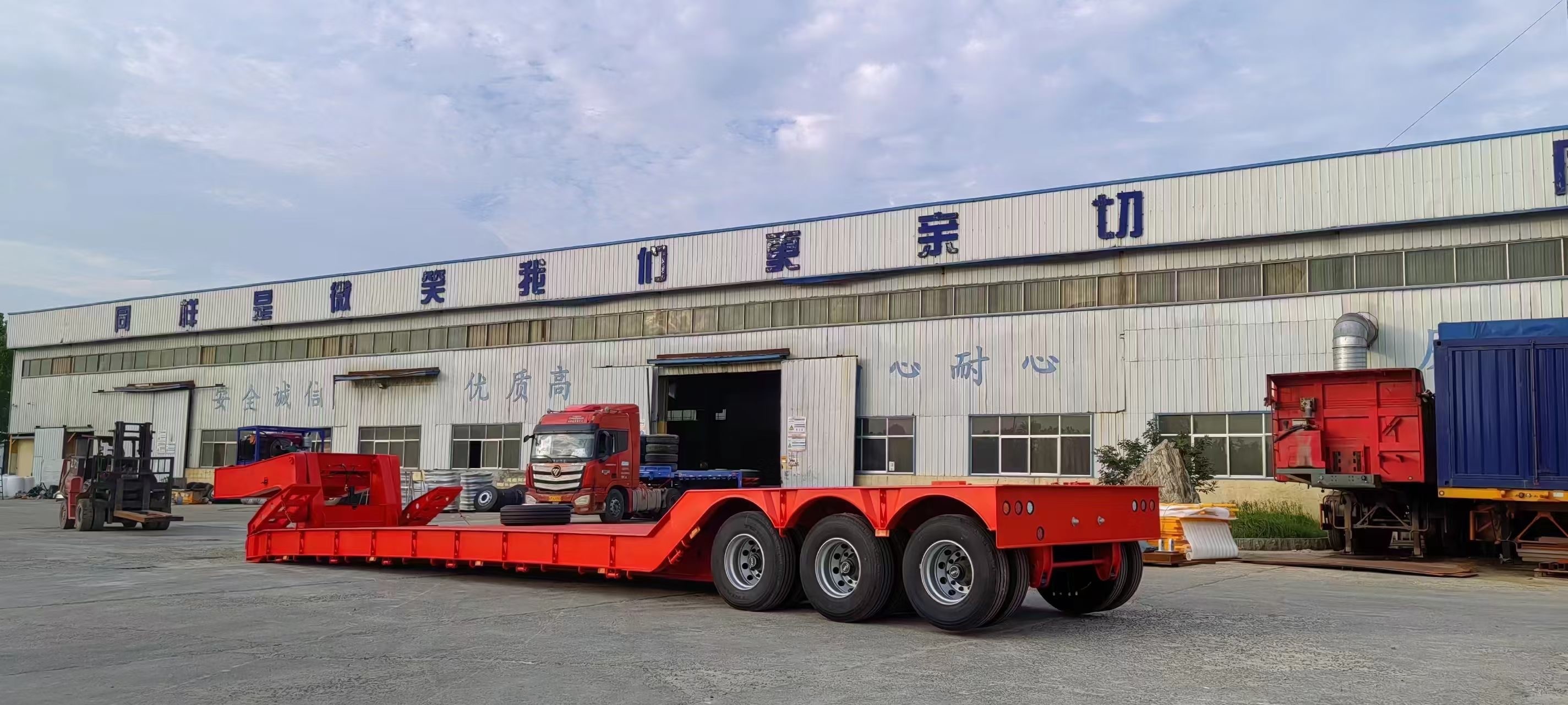 Плоскостопный трейлер 3 оси 4 оси 40T 60T Плоскостопный полуприцеп для экскаватора крана Контейнерная перевозка