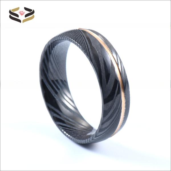 Anillos de boda de acero de Damasco negro martillado personalizados de 8 mm chapados en oro rosa para hombre