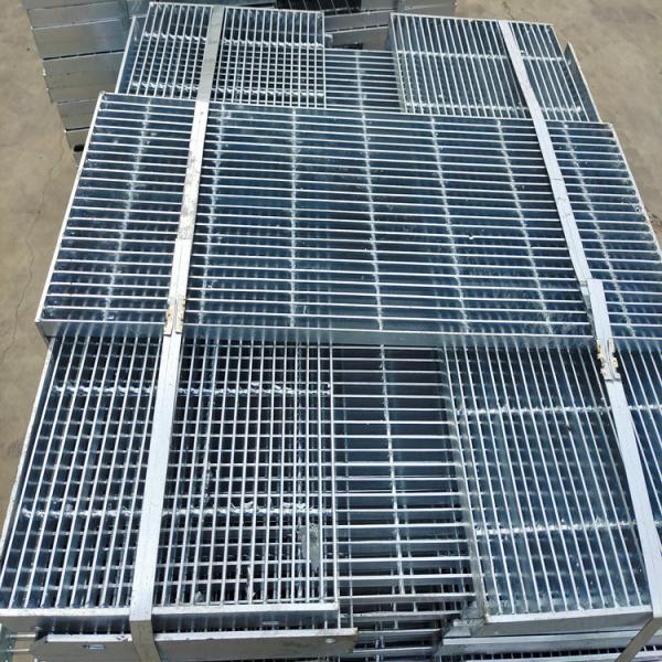 Galvanized Anti Tread Industrial Steel Grating Empty Grid Plate For Petroleum Platform
