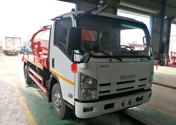 4 toneladas limpam o caminhão da sução para o esgoto da cidade e da fábrica que limpa 4000L