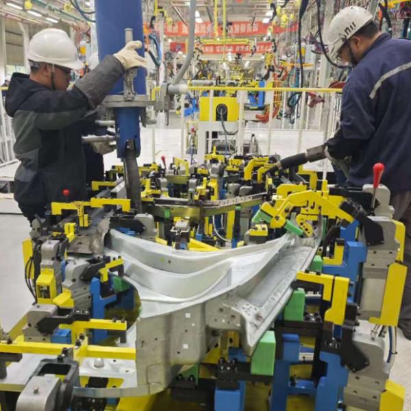 Сборочные заводы совместного предприятия автомобильные, сотрудничество фабрики с