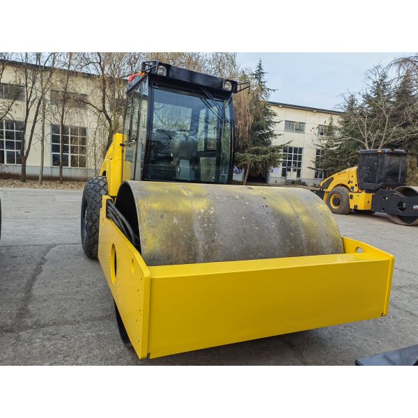 16-ton roller road machinery equipment, double-drive vibrating roller, high-performance roller made in China, hydraulic vibration technology uses world advanced technology, high reliability, easy and