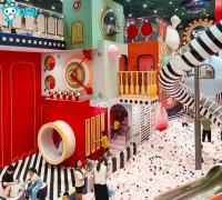 Château pour enfants avec toboggan et piscine à bulles