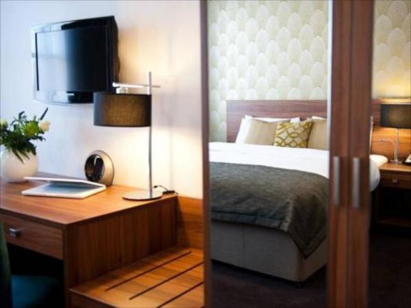 Hotel room furniture manufactuer for Singapore hotel interior designer made HPL laminate wood bed with Dresser tables