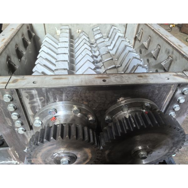 Sludge Crusher Shredder For High Moisture Content With Twin Shaft Shearing Anti Corrosion
