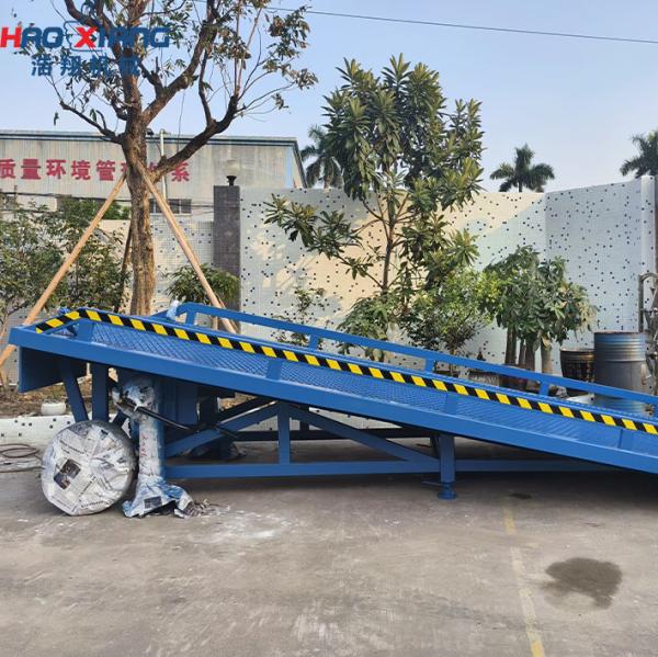 4-Meter Steel Inclined Ramp for Efficient Loading at Distribution Centers
