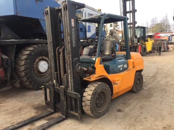 3 Mast Used Diesel Forklift Truck 7FD40 SGS Approved With Middle Cylinder