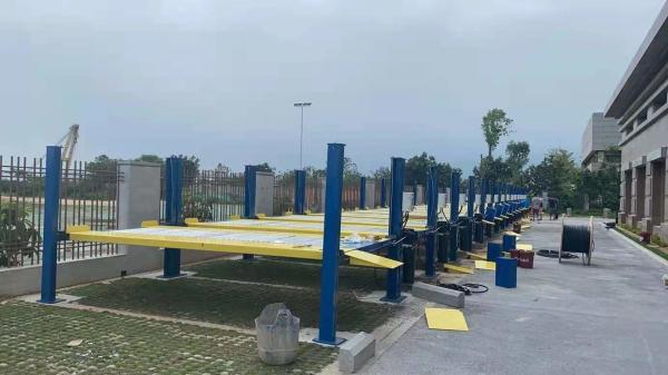 AA4C Outdoor 4 Post Car Parking Lift 4T Capacity 2.2kw Electrical Unlock