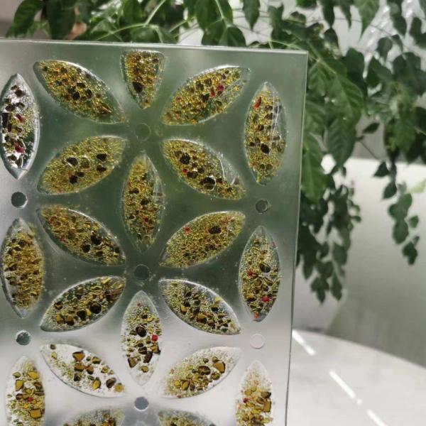 Гладкая поверхность с рисунком радуги, расплавленное стекло на Рождество