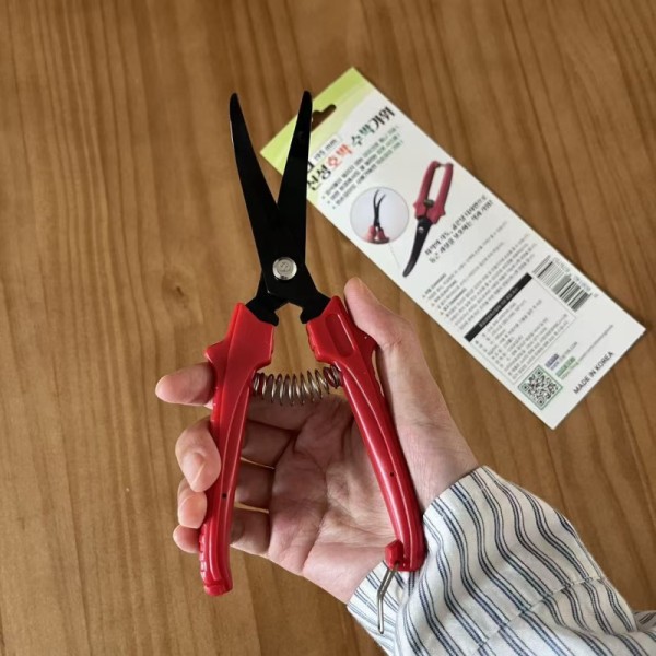 Curved Metal Blade Garden Yard Tools Red Handle Strong Sharp Cutting Edge Suitable for Trimming Pruning and Yard Cleanup