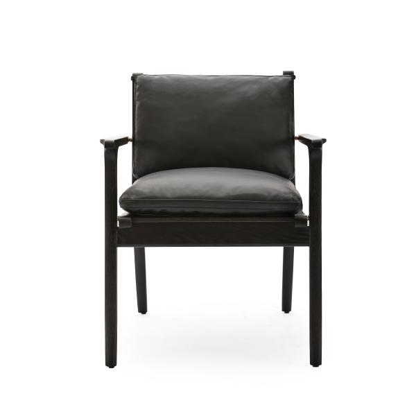 Chaise en bois de rose à l' intérieur avec quatre pattes et un dossier