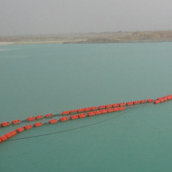 El agua de la tubería se encuentra en el agua de la tubería.