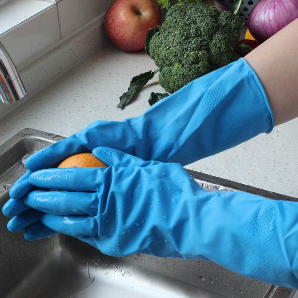 Rebanho longo azul as luvas de borracha alinhadas deslizam a resistência para a limpeza home