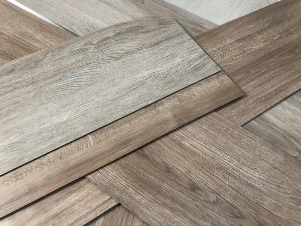 La solución definitiva del hospital Ultra delgado impermeable LVT de madera de la escalera de la banda de rodadura de azulejos de vinilo