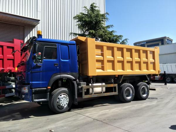 La BENNE BASCULANTE jaune bleue de VERSEUR de SINOTRUK HOWO 400HP 6x4 CAMION l'euro II de LHD