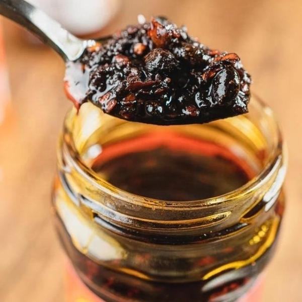 Blended Laoganma CHILLI SAUCE with CHILI RED OIL FERMENTED CHICKEN SOYBEAN Flavor