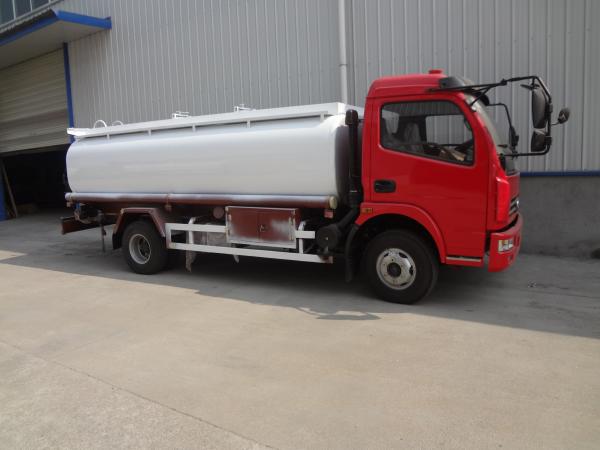Dongfeng 4x2 5000 Liters Fuel Tanker Truck Right Hand Drive Manual Transmission