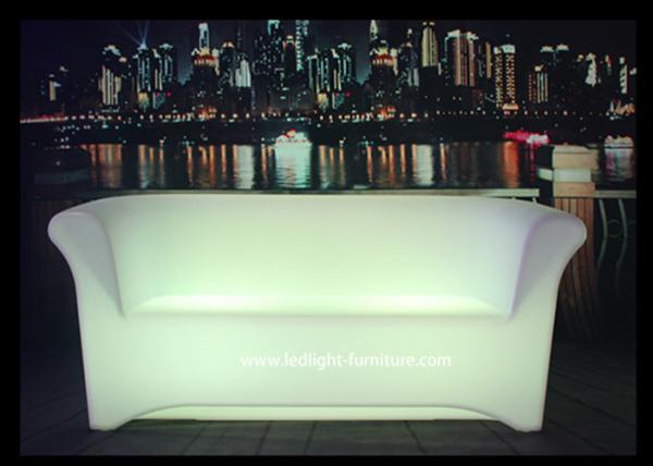 O fulgor grande do RGB ilumina acima o sofá com mobília moderna dobro do estilo de Seat KTV