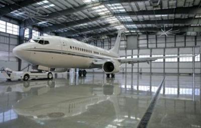 Hangar impermeável do avião de construções tranquilas do fardo