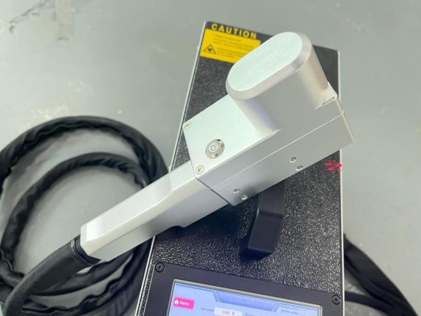 Portable 200w 300w 500w 1000w Pulsed Laser Cleaning Machine for Wood Paint Stone Metal Laser Cleaner Retail Essential
