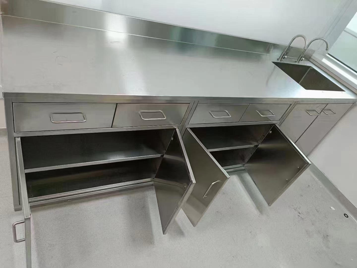 Modern Stainless Steel Sink Bench Industrial Grade Stainless Steel Wash Station Customized