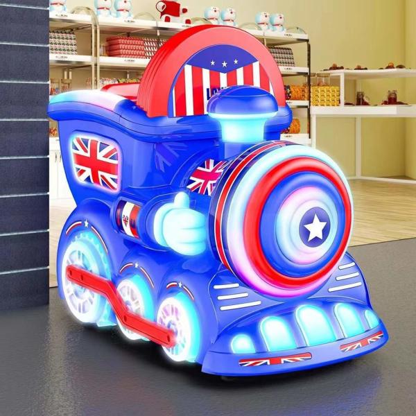 幸せな子供 貨幣で運ばれるイギリス列車 ショッピングモールへの子供乗車