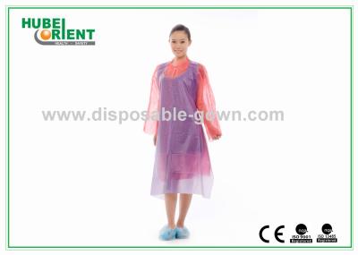 Aventais descartáveis Dustproof do PVC do uso sem as luvas para cuidados ou trabalho do hospital