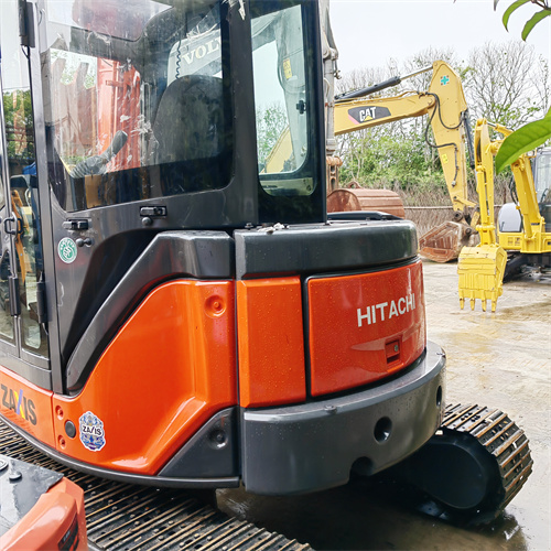 Une mini-excavatrice Hitachi ZX50U d'occasion 2021 avec 29,8 kW de puissance et de faibles heures de travail